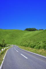 道路と草原の丘