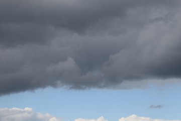 Spannendes Wolkenbild, blau, weiß, grau