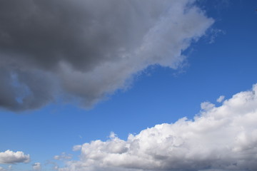 Fototapeta premium Spannendes Wolkenbild, blau, weiß, grau