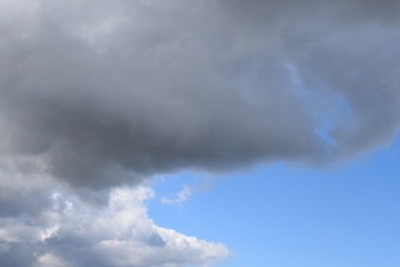 Fototapeta premium Spannendes Wolkenbild, blau, weiß, grau