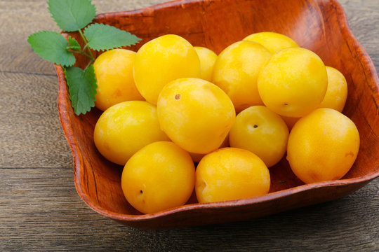 Yellow plums in the bowl