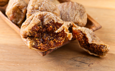  dried figs in wooden dish