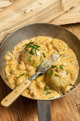 Pfanne mit Knödeln und Pilzen