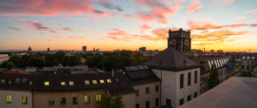 TU M&uuml;nchen im Sonnenuntergang