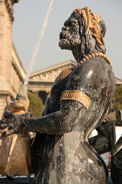 Statue de la fontaine des Mers de la place de la Concorde à Paris, France