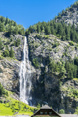Fototapeta premium 200 Meter hoher Wasserfall Fallbach in Kärnten Österreich