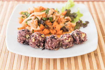 Spicy vegan salad with sticky berry and grain rice