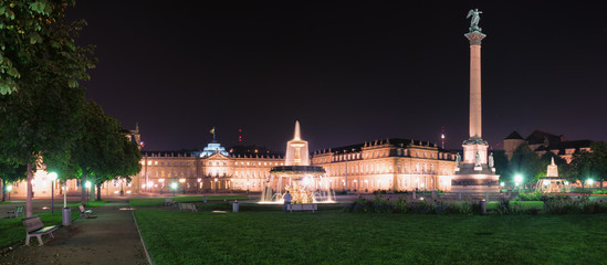 Fototapeta na wymiar Stuttgarter Schlossplatz bei Nacht