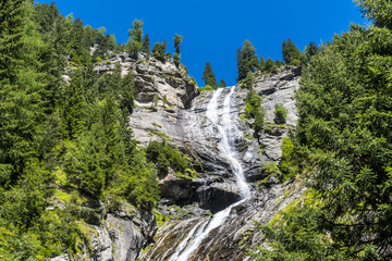 Idyllischer Wasserfall im Maltatal in Kärnten Österreich unter blauem Himmel
