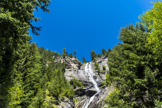 Sturzbach im Maltatal in K&auml;rnten &Ouml;sterreich unter blauem Himmel