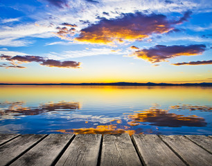 Fototapeta na wymiar nubes reflejadas en el agua del lago