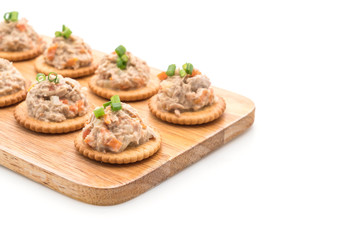 tuna salad with cracker