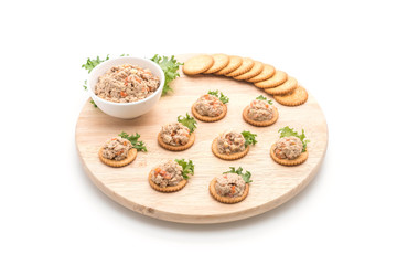 tuna salad with cracker