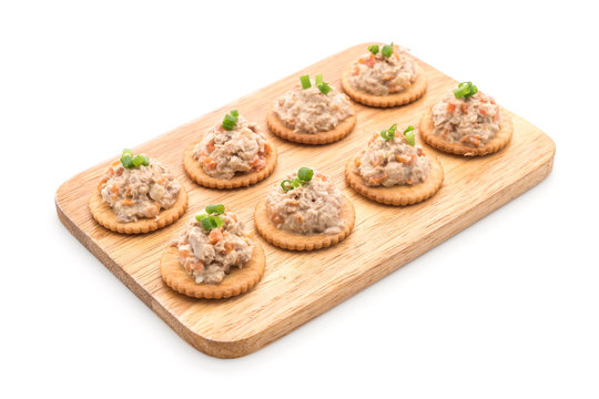 Fototapeta tuna salad with cracker