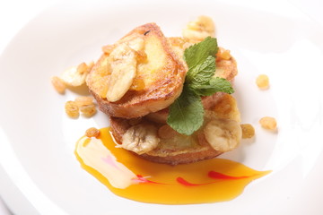 toast with banana and raisins