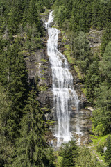 Fototapeta na wymiar Pompöser Wasserfall in Malta in Österreich im Tal der stürzenden Wasser