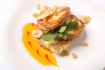 toast with banana and raisins