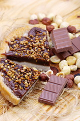 Crostata di nocciole , cioccolata e nocciole 