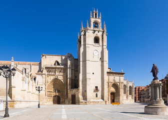 Fototapeta na wymiar Day view of Palencia Cathedral