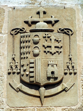 escudo obispal en tomelloso