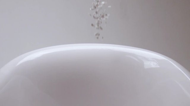 Crash test of the bath in slow motion