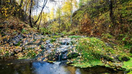 осенний пейзаж с ручьем в лесу, Россия, Урал, Октябрь © 7ynp100