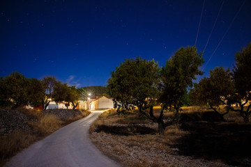 Pequeño pueblo manchego tras los almendros a la luz de la luna en HDR, España