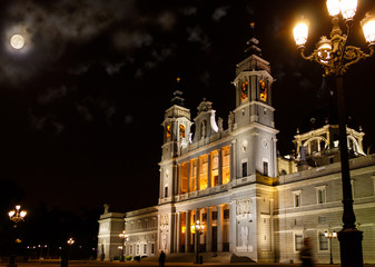 Fototapeta na wymiar Catedral de La Almudena a la noche, Madrid