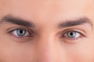 Fototapeta premium Pewny siebie facet się na coś gapi