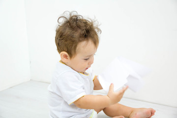 Adorable baby boy sitting on the floor, close up, Asian, black eyes, hairstyle