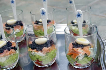 Crédence de cuisine en verre imprimé Entrée verrines au  saumon 