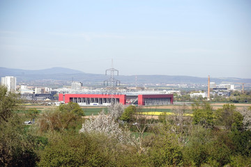 Blick über Mainz am Stadion / Wiesen und Felder sowie Berge und Infrastruktur beim Blick über Mainz am Fußballstadion. © ginton
