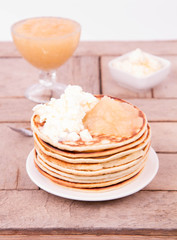 Pancakes with braised apples and mascarpone cheese