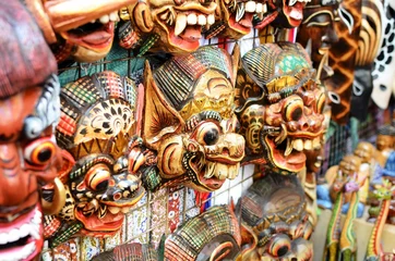 Photo sur Plexiglas Indonésie Souvenirs de masques célèbres au marché d& 39 Ubud