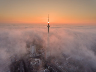 Obraz premium Wieża telewizyjna z mgłą