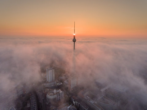 Fernsehturm mit Nebel