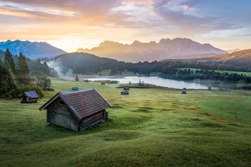 Fototapete Natur Blick über Geroldsee mit Holzhütte und Karwendelgebirge am frühen Morgen, Bayern, Deutschland