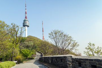 Obraz premium Chodnik, stary mur fortecy (lub mur miejski) i wieża N Seoul na wzgórzu Namsan (lub park Namsan lub góra Namsan) w Seulu w Korei Południowej.