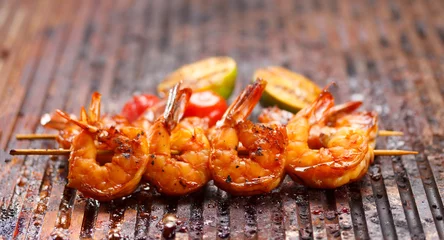 Gordijnen Fresh hot grilled shrimp skewers on the grill © z10e