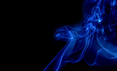 Obraz premium blue smoke on black background