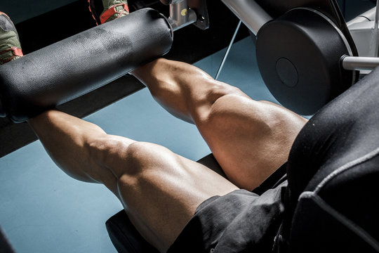Hombre con grandes m&uacute;sculos levantando peso mientras entrena en el gimnasio. Ponerse en forma.