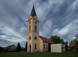 Fototapeta na wymiar Dorfkirche Rieben mit Anbau für Sozial- und Sanitärräume