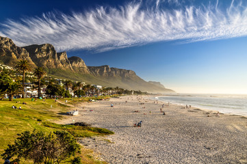 Superbe photo du soir de Camps Bay, une banlieue aisée de Cape Town, Western Cape, Afrique du Sud. Avec sa plage de sable blanc, Camps Bay attire un grand nombre de visiteurs étrangers ainsi que des Sud-Africains.