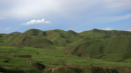 Imensidão de montanhas na província de Gansu interior da China. Conhecida pelos seus campos verdes, cenários intocados e belezas naturais
