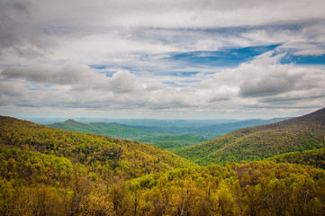 Obraz premium Spring view of the Blue Ridge Mountains and Shenandoah Valley, f