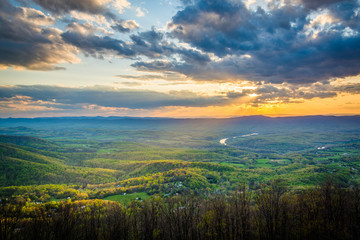 Obraz premium Sunset over the Shenandoah Valley, from Skyline Drive, in Shenan