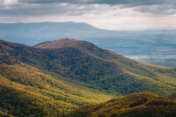 Obraz premium View of spring color in the Blue Ridge Mountains from Blackrock