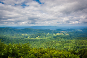 Fototapeta na wymiar View of the Blue Ridge Mountains and Shenandoah Valley from Skyl