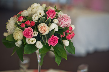 The bouquet with small roses stand on the table