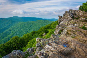 Fototapeta na wymiar View of the Blue Ridge Mountains from Hawksbill Summit, in Shena